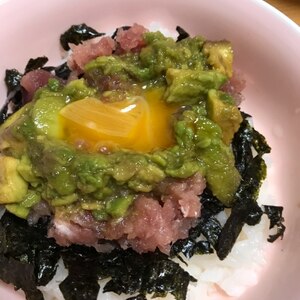 栄養満点☆アボカドとマグロの納豆和え丼